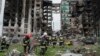 Des secouristes dégagent des débris d'un bâtiment détruit lors d'une frappe aérienne russe au début de la guerre en Ukraine à Borodyanka, près de Kiev, en Ukraine, le 9 avril 2022. (AP Photo/Efrem Lukatsky)