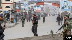 Les forces de sécurité afghanes montent la garde sur une route près du site d'une attaque qui s'est produite lors d'une cérémonie marquant le 25e anniversaire de la mort du chef chiite Abdul Ali Mazari, à Kaboul, le 6 mars 2020. (Photo: STR / AFP)