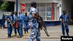 Un policier burundais sur la scène d'une attaque à la grenade à Bujumbura, le 15 février 2016. (REUTERS/Evrard Ngendakumana)