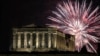 Kembang api menerangi kuil kuno Parthenon di Bukit Acropolis saat perayaan Tahun Baru di Athena, Yunani, Senin, 1 Januari 2024. (AP Photo/Yorgos Karahalis)
