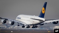 Archivo - Un Airbus A 380 de Aerolíneas Lufthansa aterriza en el Aeropuerto de Frankfurt, Alemania.