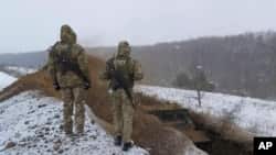 Arhiv - Ukrajinski graničari na granici sa Rusijom (Foto: Ukrainian Board Guard Press Office via AP)