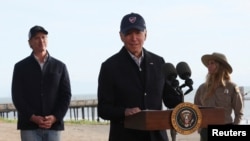 El presidente de EEUU, Joe Biden, en el centro, ofrece comentarios tras visitar con el gobernador de California, Gavin Newsom, un área dañada por la tormenta en el Parque Estatal Seacliff, California, el 19 de enero de 2023.