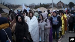 Izbjeglice iz Ukrajine na graničnom prelazu te zemlje sa Poljskom. (Foto: AP, Markus Schreiber)