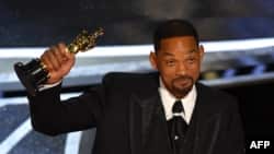 L'acteur Will Smith accepte le prix du meilleur acteur dans un rôle principal pour "King Richard" lors de la 94e cérémonie des Oscars au Dolby Theatre à Hollywood, Californie, le 27 mars 2022.