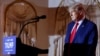 El expresidente de EEUU, Donald Trump, se acerca al podio para anunciar que una vez más se postulará para la presidencia en las elecciones de 2024, durante un evento en su propiedad de Mar-a-Lago en Palm Beach, Florida, el 15 de noviembre de 2022.
