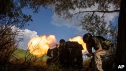 ARCHIVO - La artillería autopropulsada ucraniana dispara hacia las fuerzas rusas en la región de Kharkiv, Ucrania, el 27 de julio de 2022.