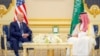 Putra Mahkota Saudi Mohammed bin Salman dan Presiden AS Joe Biden bertemu di Istana Al Salman setibanya di Jeddah, Arab Saudi, 15 Juli 2022. (Foto: via Reuters)