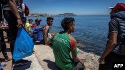 L'embarcation a chaviré vers 4H00 du matin (3H00 GMT) près de Bainem à quelques kilomètres à l'ouest du centre ville d'Alger.