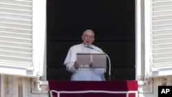 El papa Francisco ofrece un discurso durante su aparición para la plegaria Regina Coeli desde su estudio con vistas a la Plaza de San Pedro, en el Vaticano, el domingo 12 de junio de 2022. (AP Foto/Andrew Medichini)