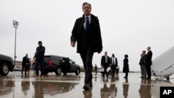 El secretario de Estado, Antony Blinken, camina para abordar un avión en la Base de la Fuerza Aérea Andrews, Maryland, el martes 5 de abril de 2022. Blinken se dirige a Bruselas. (Evelyn Hockstein/Foto de la piscina vía AP)