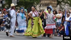 Las diferentes regiones de México representadas durante el Desfile de las Naciones. (Foto VOA / Tomás Guevara)