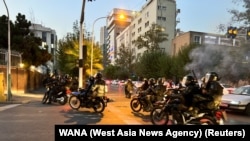 2022年9月19日，伊朗警察抵達抗議德黑蘭現場準備驅散示威者。他們抗議阿米尼被“道德警察”抓捕之後死亡。
