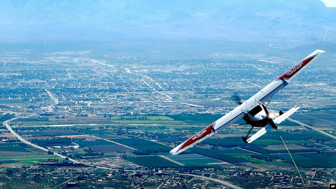 Máy bay Cessna 182.
