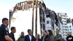 El secretario de Estado de EEUU, Antony Blinken, cerca de un edificio residencial dañado durante su visita a la ciudad de Irpin, Ucrania, el 8 de septiembre de 2022.