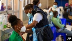 Vaccination contre le coronavirus à l'hôpital universitaire Chris Hani Baragwanath de Johannesburg, en Afrique du Sud, le 26 mars 2021.