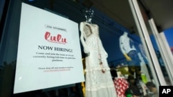 Un rótulo anuncia que hay empleos disponibles en una tienda del Distrito Artístico de Wynwood, en Miami.