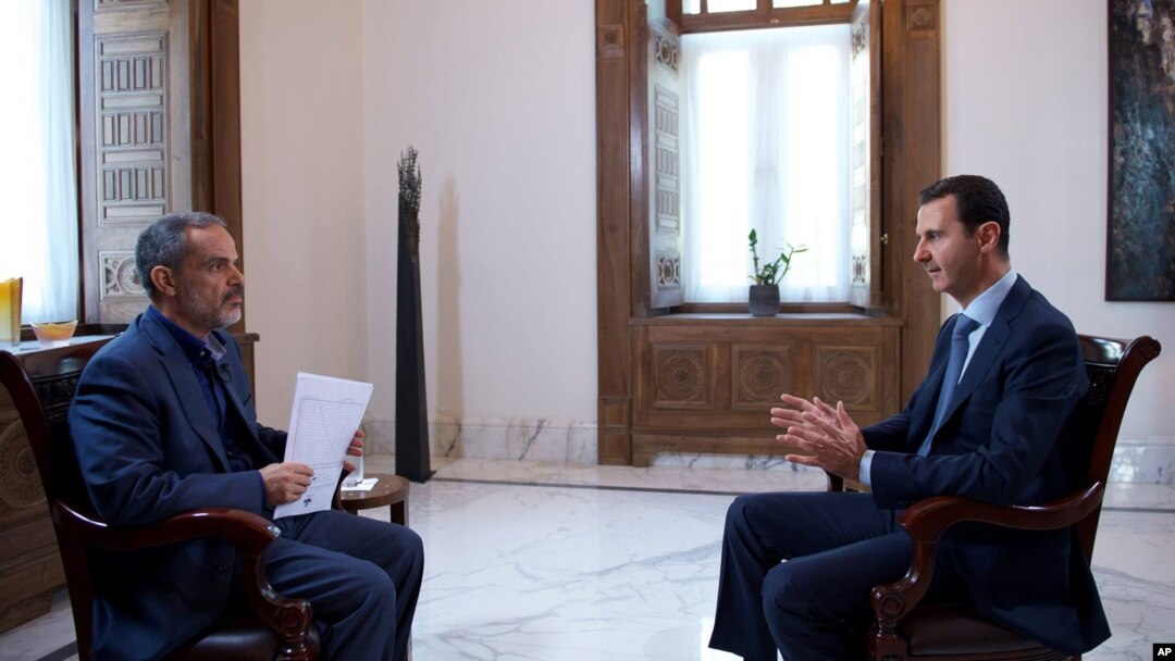 Bức hình do hãng thông tấn chính thức SANA của Syria công bố cho thấy Tổng thống Syria Bashar al-Assad trả lời phỏng vấn của đài truyền hình Iran Khabar, ngày 4 tháng 10, 2015.