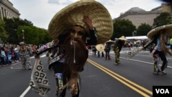 Bailarines de una danza tradicional de México hacen su demostración ante los aplausos de los asistententes. (Foto VOA / Tomás Guevara)