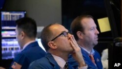 Los operadores monitorean los precios de las acciones en la Bolsa de Nueva York, el jueves 2 de enero de 2020.