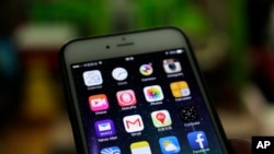 Aplikasi Gmail terlihat dalam sebuah HP di Beijing 29/12/2014. Sebagian besar layanan Gmail telah diblokir di China. 
