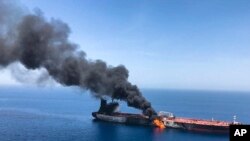 Un buque petrolero en llamas en el Mar de Omán, el jueves, 13 de junio de 2019.