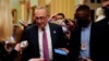 Pemimpin mayoritas senat AS Chuck Schumer berbicara kepada wartawan di Washington, AS, pada 17 Februari 2022. (Foto: Reuters/Elizabeth Frantz)