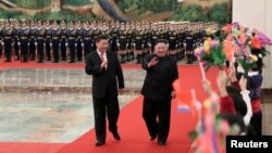 Presiden China Xi Jinping dalam upacara penyambutan pemimpin Korut Kim Jong Un di Beijing, 8 Januari 2019 lalu (foto: dok). 