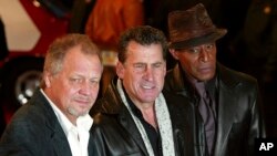 ARCHIVO - David Soul, izquierda, Paul Michael Glaser, y Antonio Fargas, derecha, astros de la serie original "Starsky and Hutch" de la década de 1970 llegan a la premiere británica de la película basada en la serie en Londres, el jueves 11 de marzo de 2004.