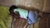 Séropositive, Sibongile a 7 ans se repose à l'hôpital de Lambano, à l'est de Johannesburg, en Afrique du Sud, le 30 novembre 2016. (Photo: REUTERS/Siphiwe Sibeko)