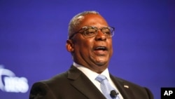 El secretario de Defensa de Estados Unidos, Lloyd Austin, habla durante una sesión plenaria en el 19° Diálogo Shangri-la del Instituto Internacional de Estudios Estratégicos (IISS), el foro anual de defensa y seguridad de Asia, en Singapur, el sábado 11 de junio de 2022. (Foto AP/Danial Hakim)