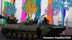 ARCHIVO - Miembros del Ejército de Nicaragua en un desfile en Managua en 2018.