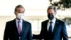 Menteri Luar Negeri AS Antony Blinken (kanan) dan Menteri Luar Negeri China Wang Yi berbicara sebelum pertemuan di Nusa Dua, Bali, pada 9 Juli 2022. (Foto: AFP/Stefani Reynolds)