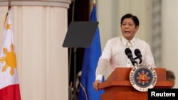 Presiden baru Filipina Ferdinand Marcos Jr. bertemu Menteri Luar Negeri China Wang Yi pada Rabu (6/7). (Foto: Reuters)