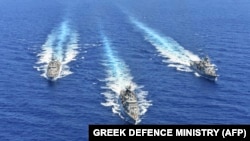 Kapal-kapal perang Yunani ikut serta dalam latihan militer di Laut Tengah. 