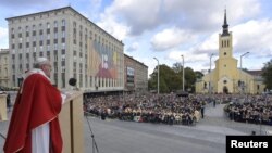 Paus Fransiskus memimpin misa di Alun-alun Kebebasan di Tallinn, Estonia, 25 September 2018.