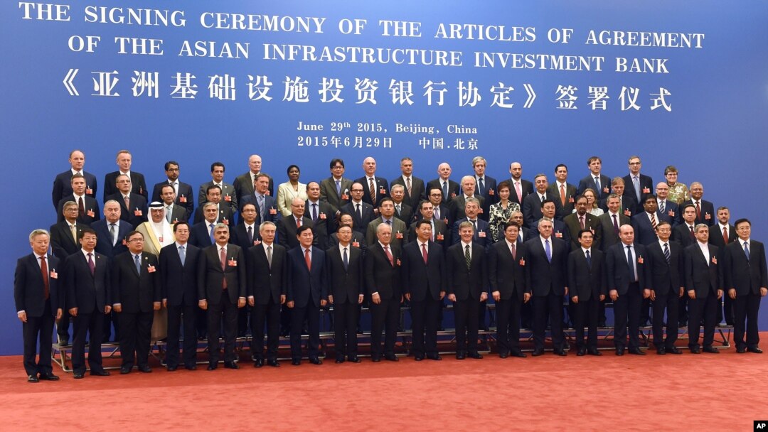 Các đại biểu tham dự lễ ký kết khai trương Ngân hàng Đầu tư Hạ tầng Cơ sở (AIIB) tại Bắc Kinh hôm 29/6/2015.