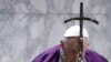 El Papa pide detener el tráfico de personas tras naufragio de barco con migrantes en Italia