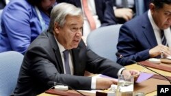 Peru - Lima, Əllərində ABŞ Prezident Co Baydenin və Rusiya Prezidenti Vladimir Putinin şəkillərini tutan şamanlar yeni ildə baş verəcək siyasi və sosial məsələləri proqnozlaşdırır