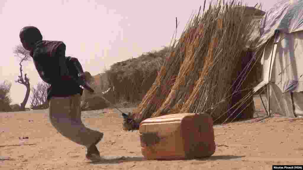Un enfant dans le camp d'Assaga, au Niger, le 3 mars 2016. (VOA/Nicolas Pinault)