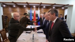 Pejabat Rusia dan Ukraina dalam pembicaraan di wilayah Brest, Belarusia 3 Maret 2022. (Foto: via Reuters)