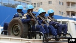Des Casques bleus de la Minusca patrouillent dans le 3ème arrondissement de Bangui, Centrafrique, 3 octobre 2014.