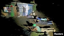 Des vigiles armés patrouillent le centre de Bujumbura, Burundi - 20 novembre 2015.