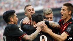 Suso de l’AC Milan, au centre, jubile avec ses coéquipiers Jose Sosa, à gauche, Gerard Deulofeu, Juraj Kucka et Mario Pasalic, après avoir ouvert la marque au cours d’un match entre l’AC Milan et Palermo au stade San Siro à Milan, Italie, 9 avril 2017. Source: AP