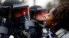 Une manifestante affronte la police lors d'une manifestation à Brooklyn Center, près de Minneapolis dans le Minnesota, le 11 avril 2021.