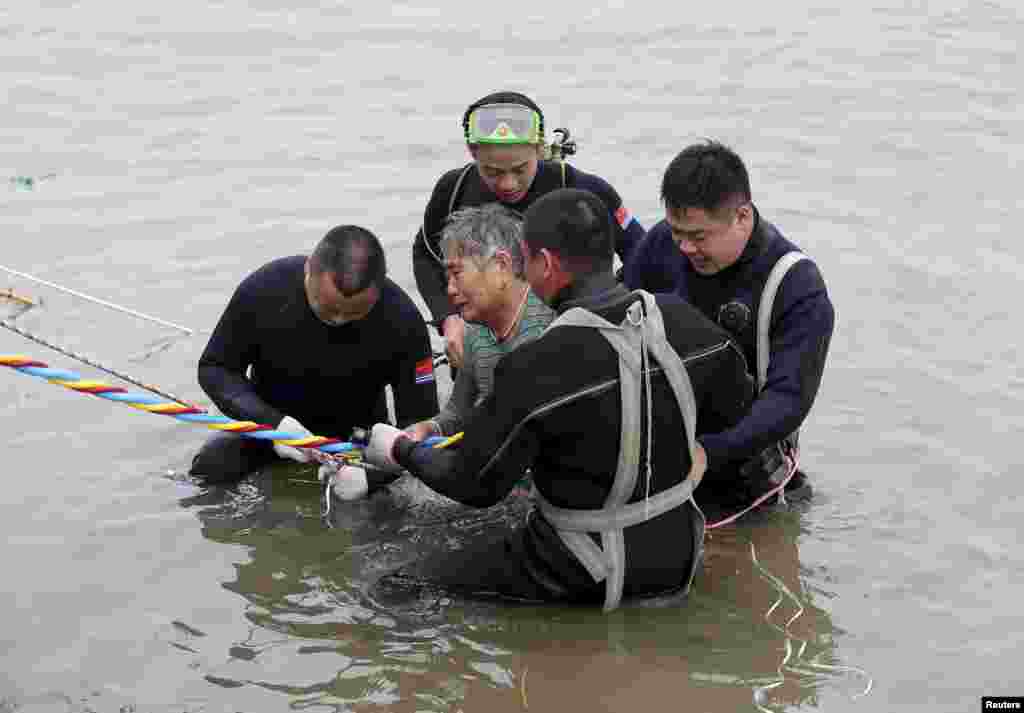 2015年6月2日，潜水员救出&rdquo;东方之星&ldquo;号客轮上一位65岁的女乘客