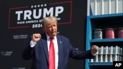El expresidente de EEUU Donald Trump baila tras pronunciar un discurso en un mitin en Summerville, Carolina del Sur, el 25 de septiembre de 2023. 