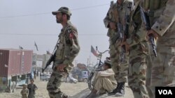 Pasukan keamanan Pakistan melakukan pengamanan dekat perbatasan Afghanistan tak jauh dari Lembah Swat (foto: ilustrasi).