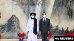 2021年7月28日中国外长王毅在天津会见塔利班政治首脑毛拉·巴拉达尔。