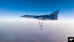 시리아에서 공습임무를 수행하고 있는 러시아 장거리 폭격기 Tu-22M3. 러시아 국방부 제공 영상 캡쳐. (자료사진) 
